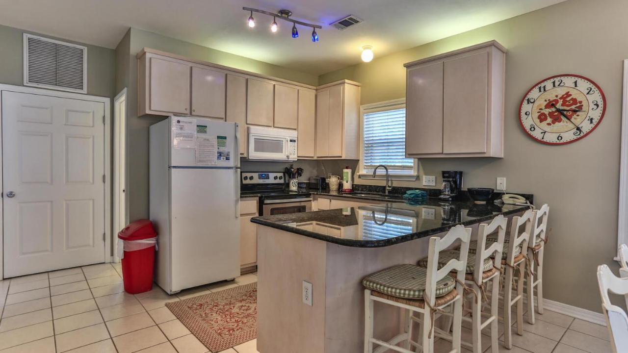 Biglows Bungalow: Beachside Retreat with Pet-Friendly Perks Destin Exterior photo