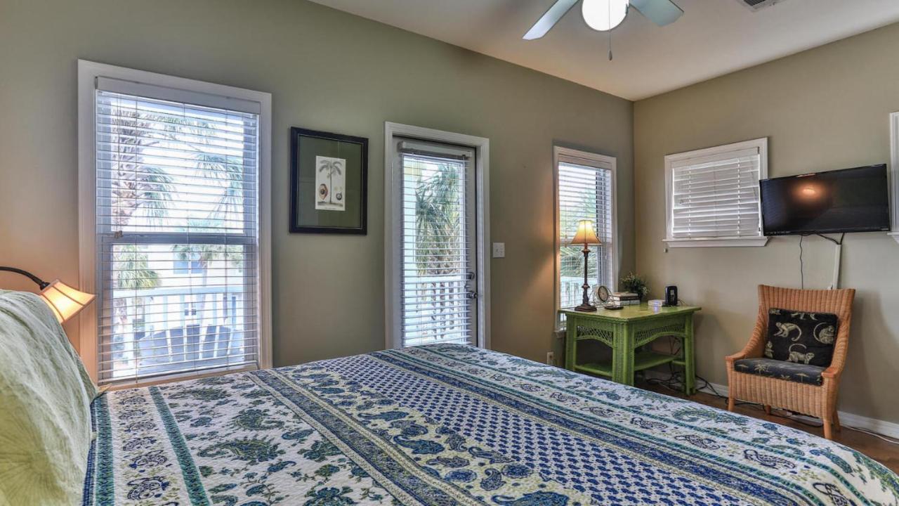Biglows Bungalow: Beachside Retreat with Pet-Friendly Perks Destin Exterior photo
