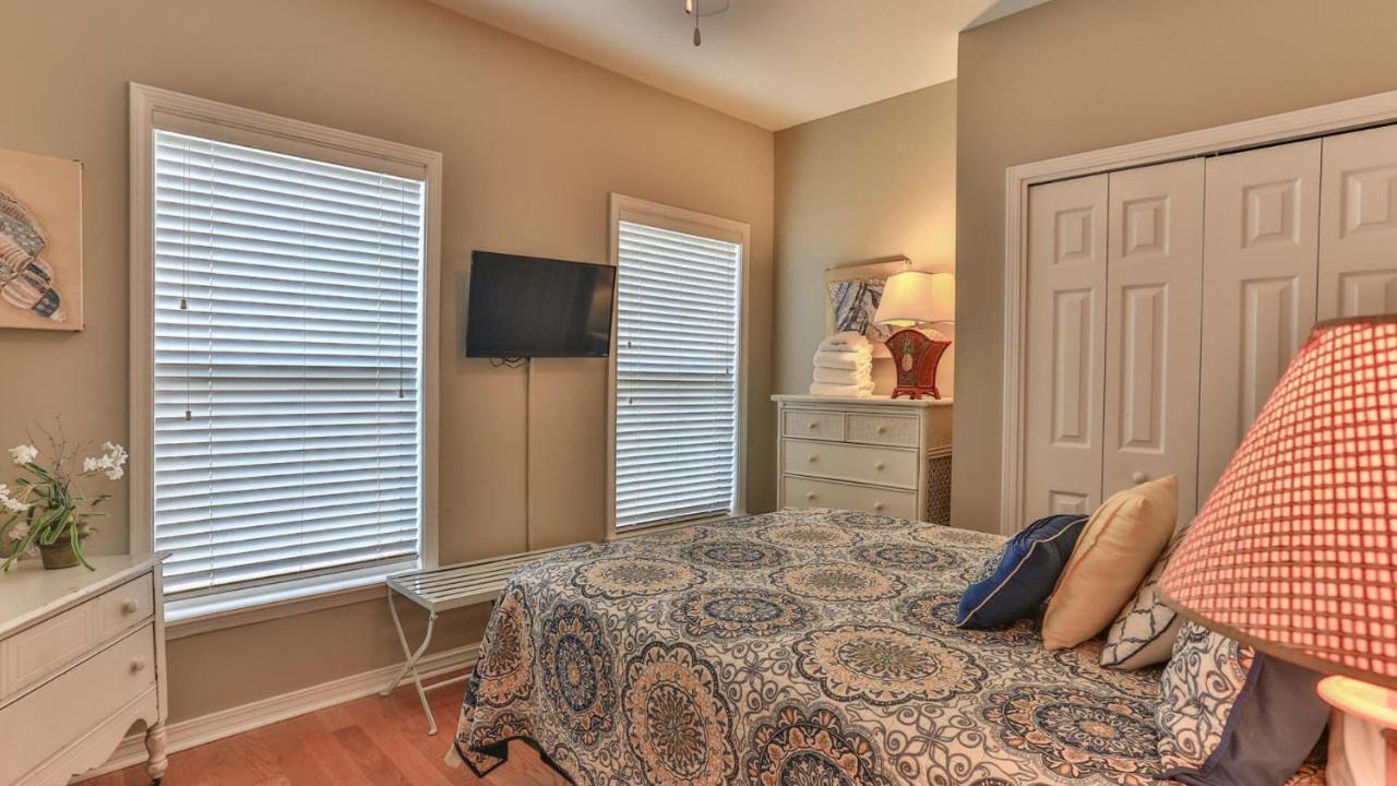 Biglows Bungalow: Beachside Retreat with Pet-Friendly Perks Destin Exterior photo