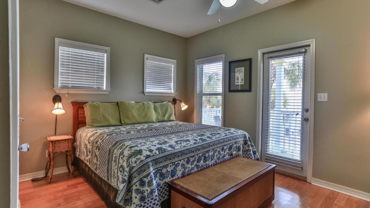 Biglows Bungalow: Beachside Retreat with Pet-Friendly Perks Destin Exterior photo