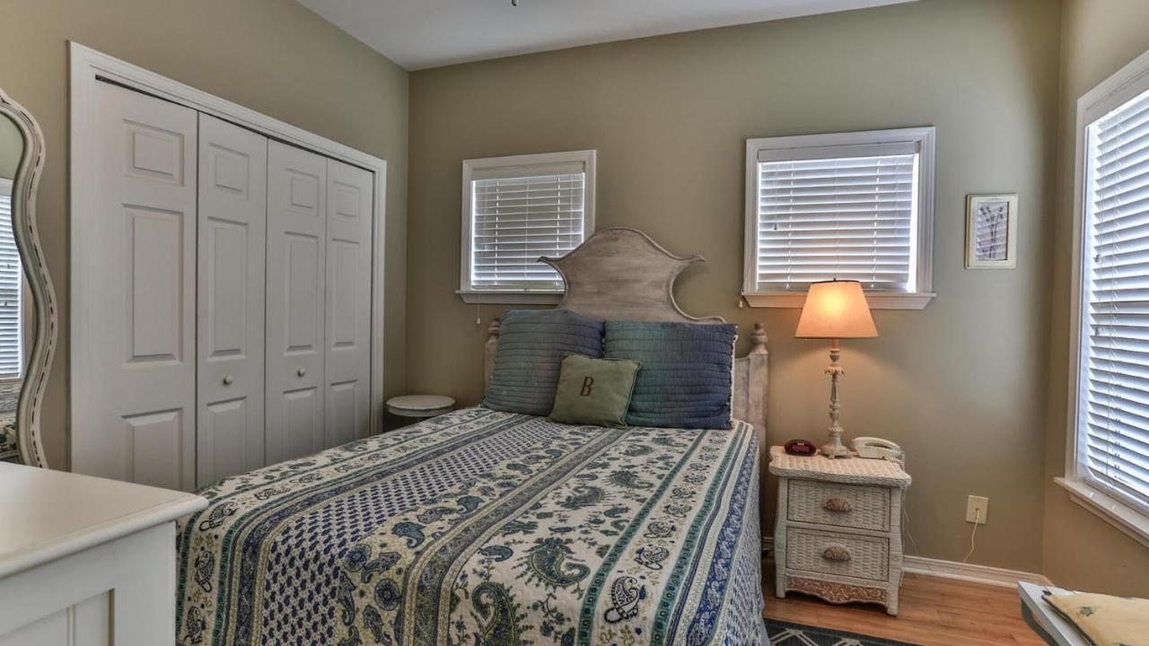 Biglows Bungalow: Beachside Retreat with Pet-Friendly Perks Destin Exterior photo