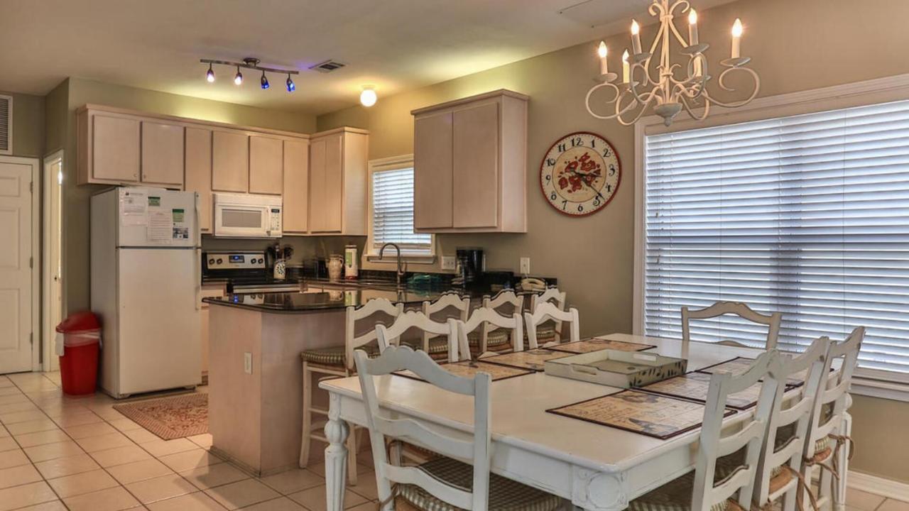 Biglows Bungalow: Beachside Retreat with Pet-Friendly Perks Destin Exterior photo